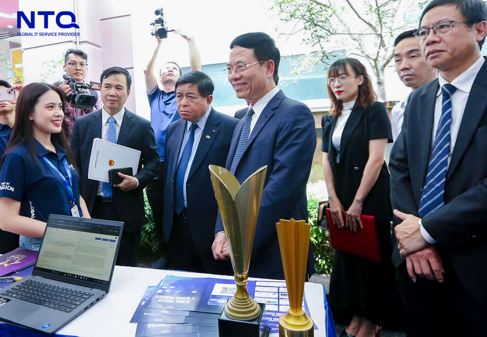The exhibition booth welcomed esteemed guests from government & ministries, including the Deputy Prime Minister Nguyen Chi Dung and the Minister of Science & Technology - Mr. Nguyen Manh Hung.