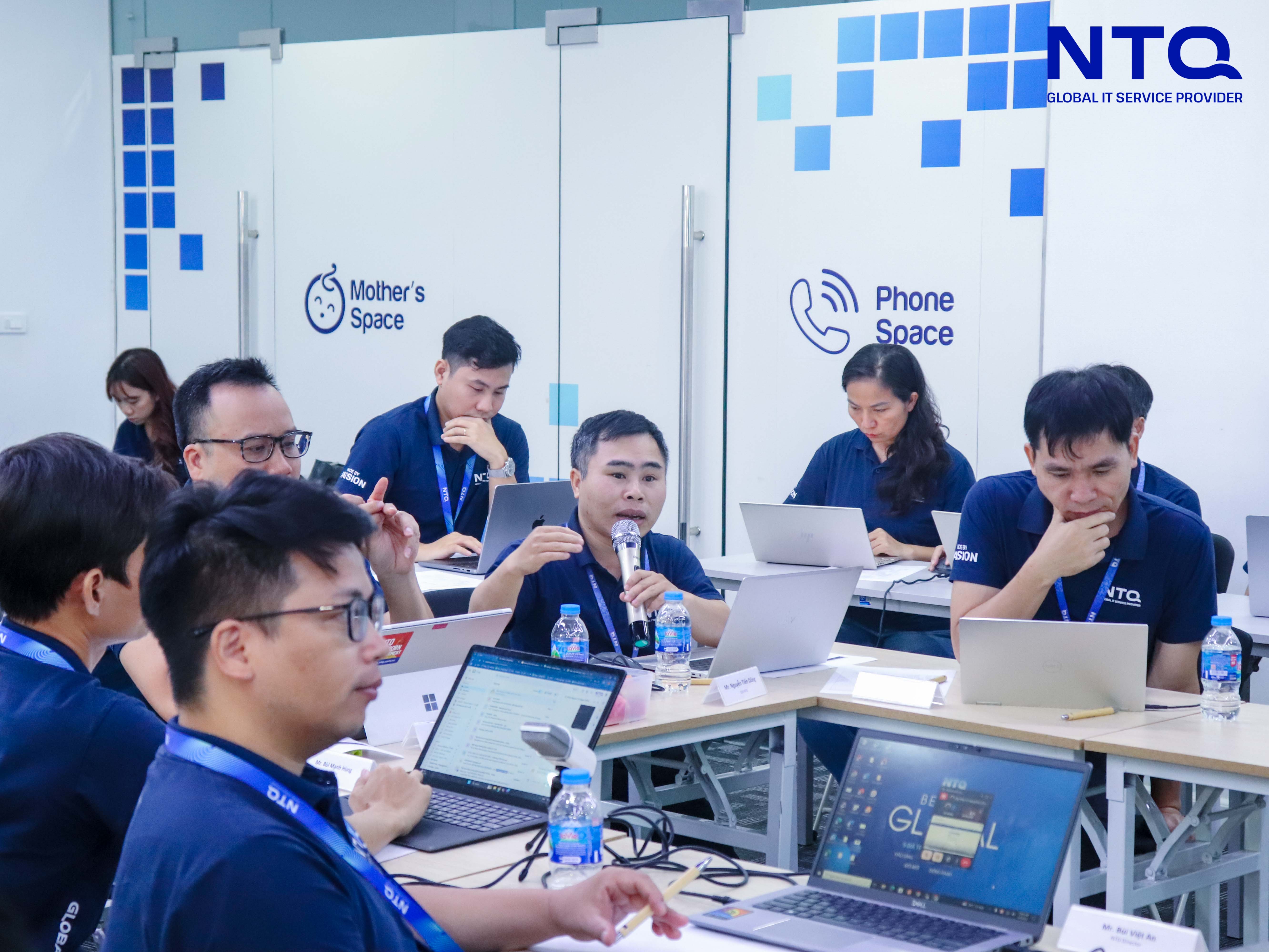 COO NTQ provides feedback to contestants 