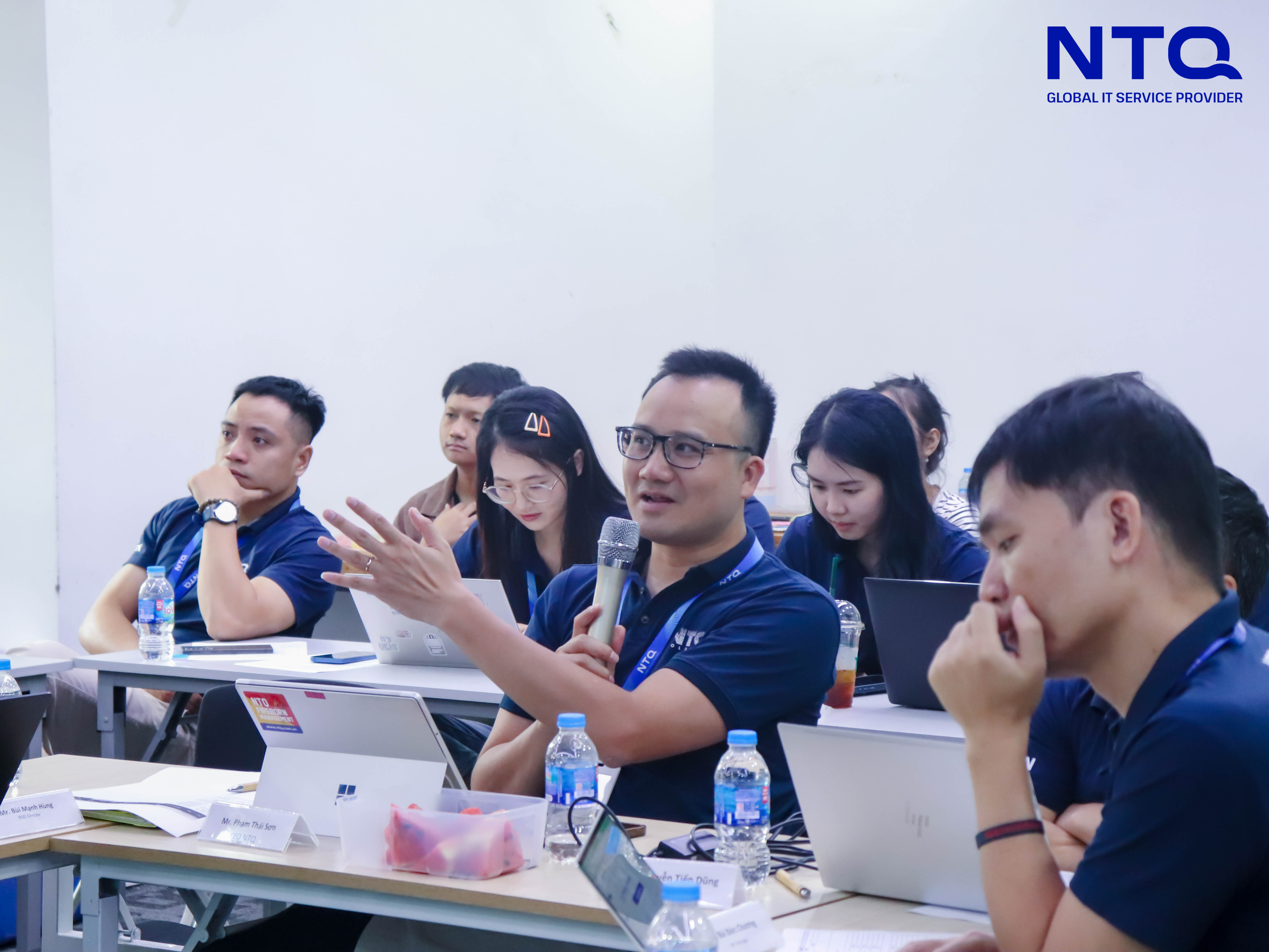 CEO NTQ Provides feedbacks to contestants 