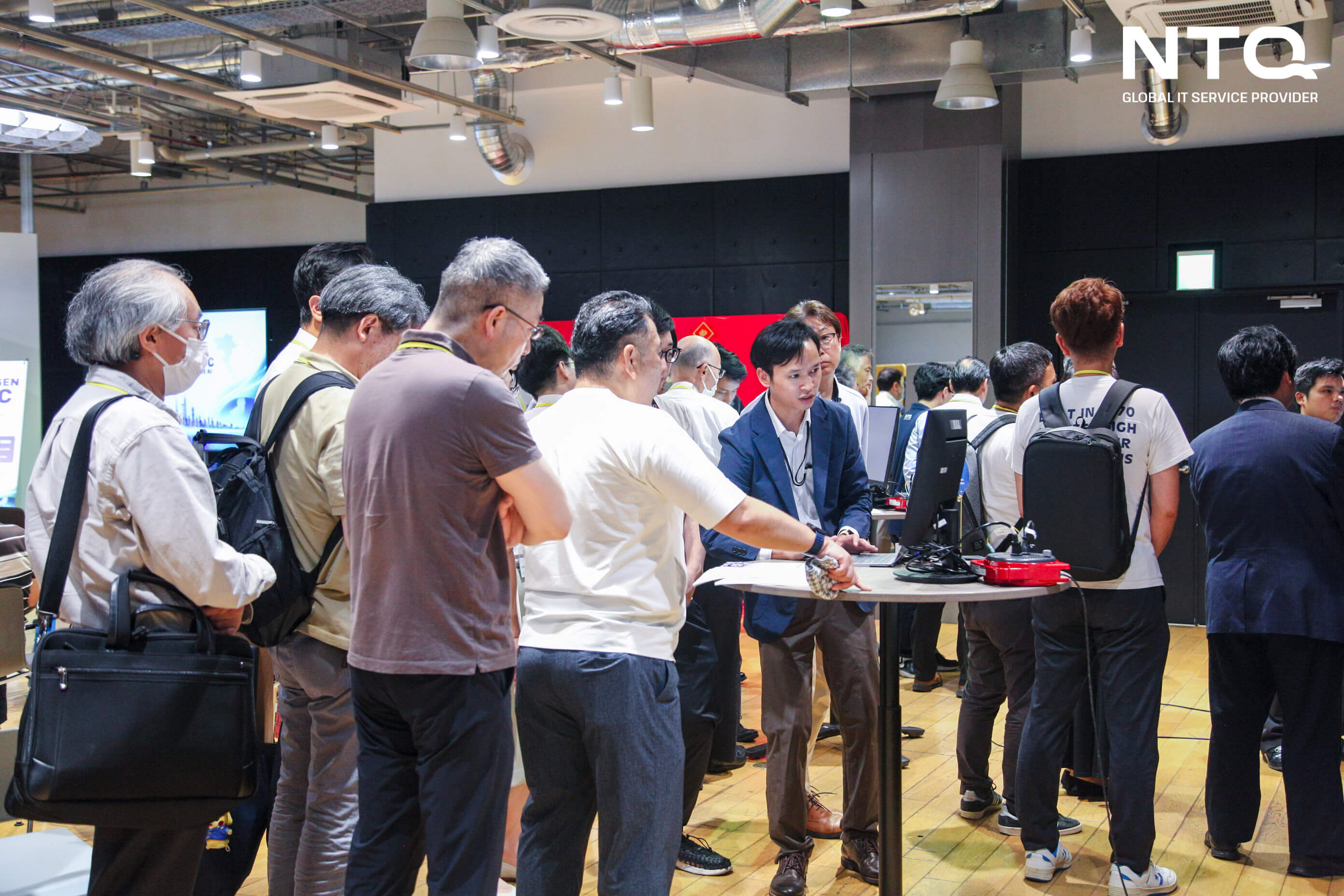 Participants explored real-life samples of AI Application introduced by NTQ Japan at the event 