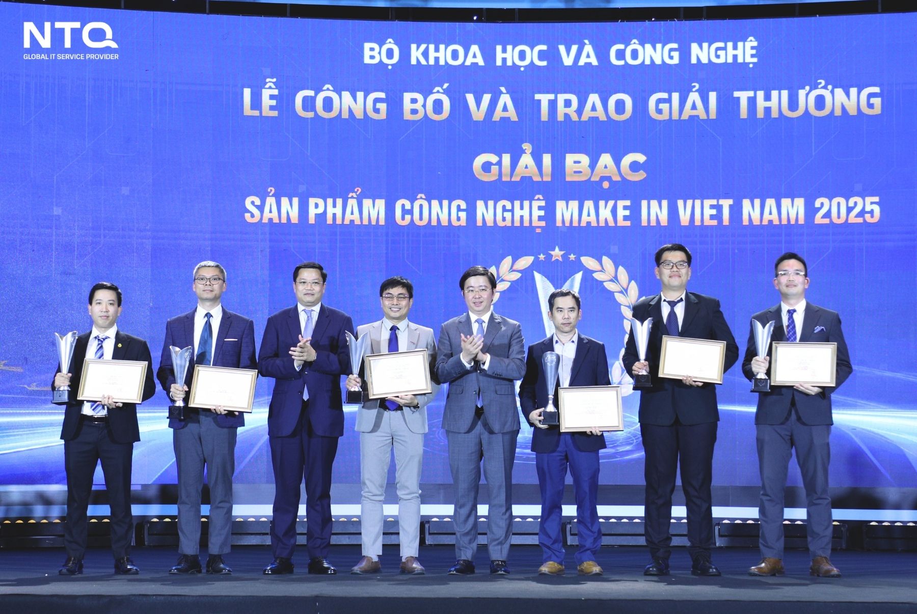 Mr. Nguyen Huu An (4th From Left to the Right), Vice CEO of NTQ Factory, received silver award trophy at the ceremony. 