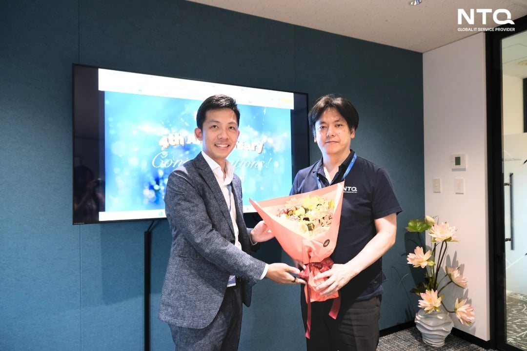 Mr. Pham Thanh Nam - CEO of NTQ Japan gifted flower to Mr. Ishikawa Akira - CEO of NTQ Consulting Japan on the occasion of 4th Anniversary